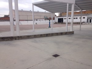 Patio del Colegio, con el gimnasio al fondo. 