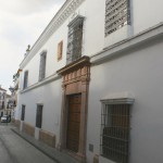 Fachada vista desde la calle Aguilar.