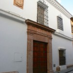 Fachada vista desde la parte baja de la calle Aguilar.